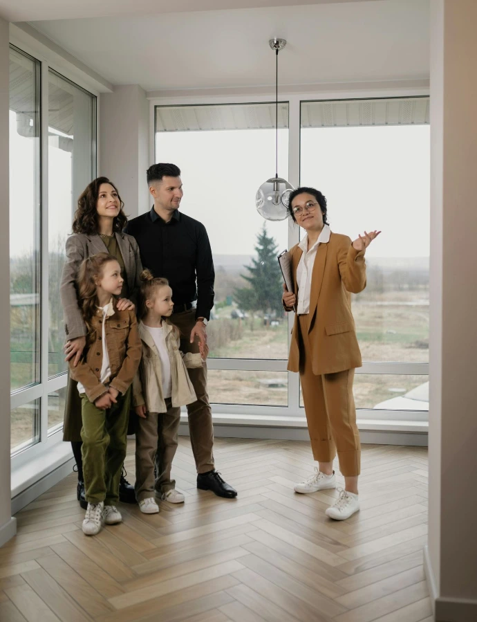 Agent immobilier présentant un bien à vendre